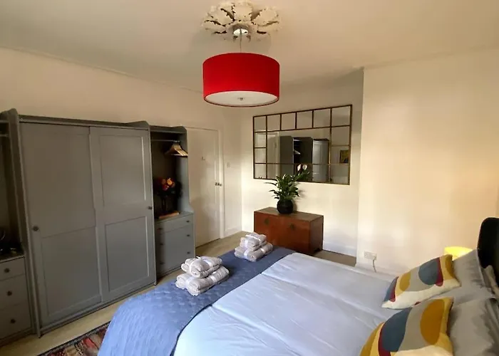 Spacious 2 Bedroom Apartment In Maida Vale