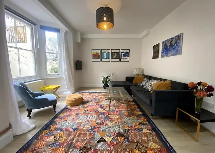 Spacious 2 Bedroom Apartment In Maida Vale